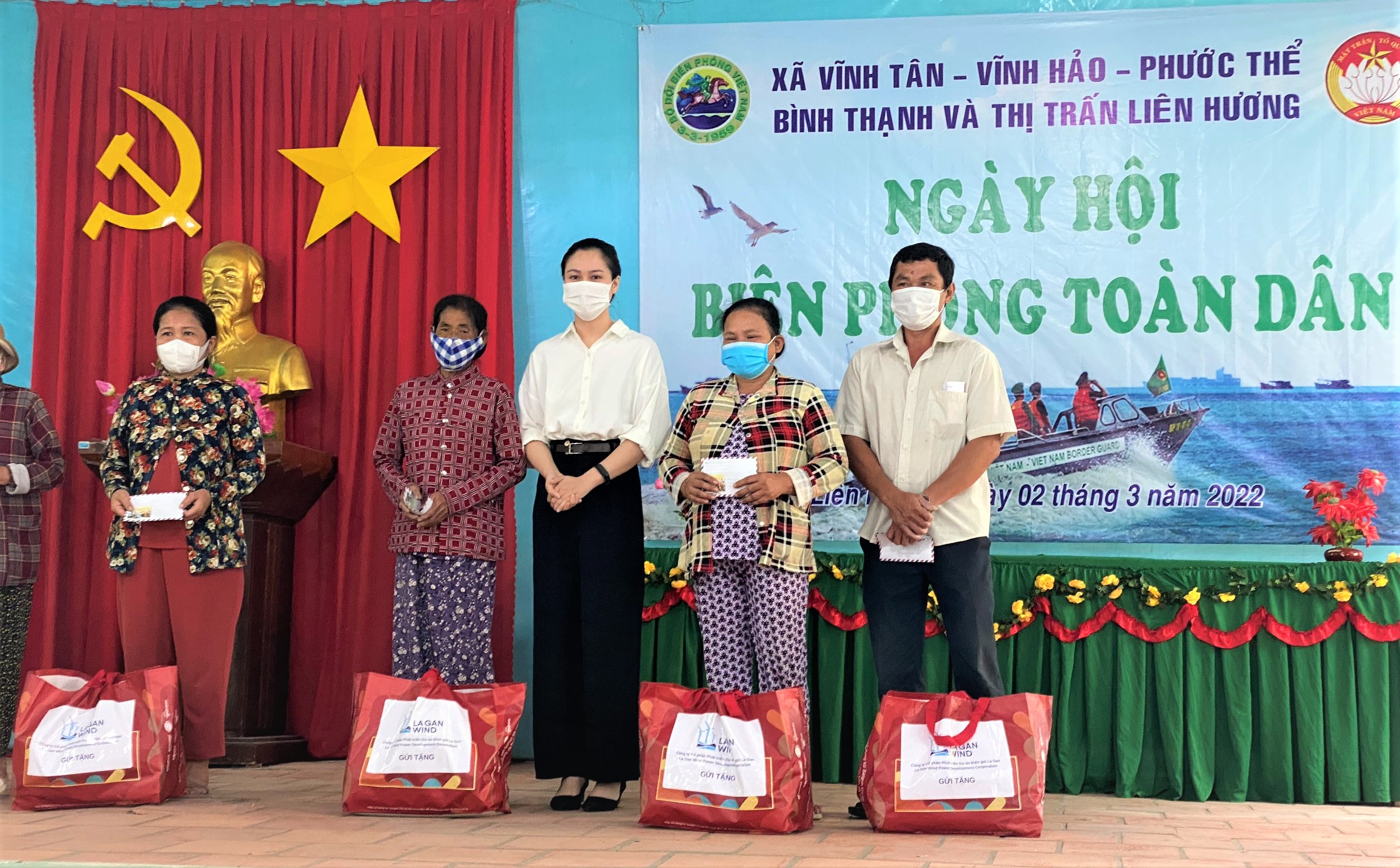 Dự án La Gàn đã gửi các phần quà đến 50 gia đình ngư dân có hoàn cảnh khó khăn tại địa phương trong Ngày Biên phòng Toàn dân ở huyện Tuy Phong.