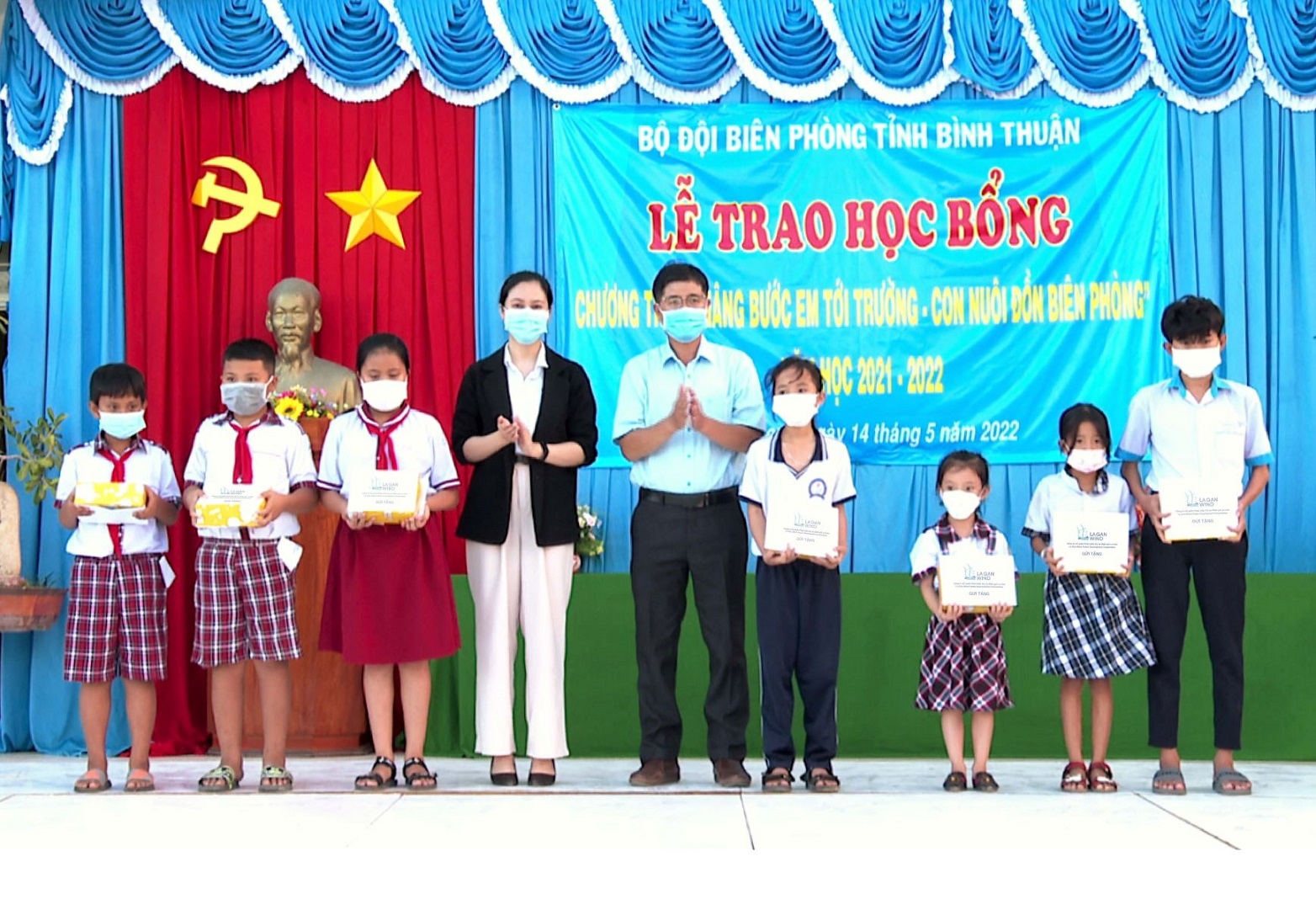 La Gan Project sent gifts to disadvantaged students in Tuy Phong District, Binh Thuan Province